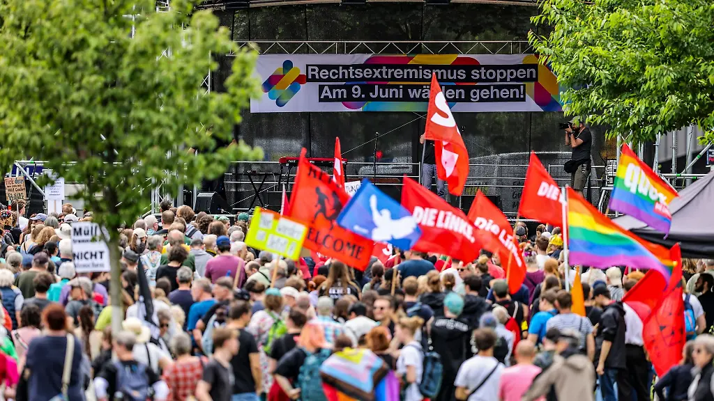 Demonstration-unter-dem-Motto-Rechtsextremismus-stoppen-in-Europa-vor-Ort-Demokratie-verteidigen