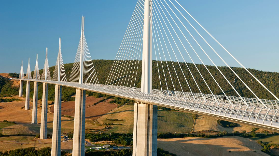 Seit dem Sommer ist das Springen von der spektakulären Autobahnbrücke bei Millau explizit verboten.