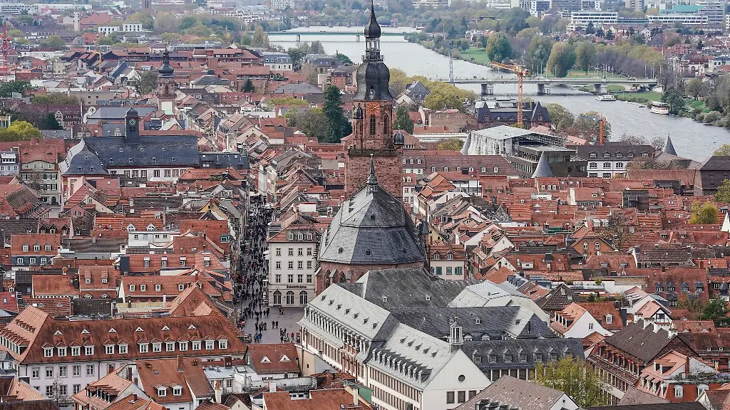 Menschen-gehen-in-der-Innenstadt-durch-die-Hauptstrasse