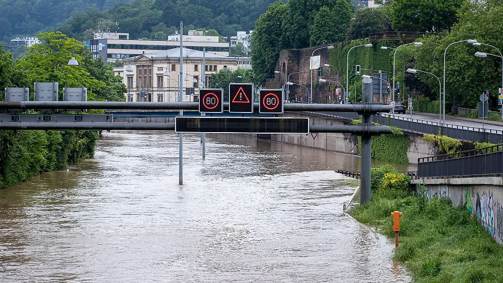 Die-Stadtautobahn-A620-steht-unter-Wasser-Heftiger-Dauerregen-hat-im-Saarland-an-Pfingsten-vielfache-Ueberflutungen-und-Erdrutsche-verursacht
