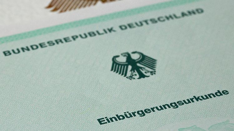 "Wenn wir ein funktionierendes Einwanderungsrecht in Deutschland haben, dann können wir gerne auch über das Thema Einbürgerung sprechen", sagt Konstantin Kuhle.