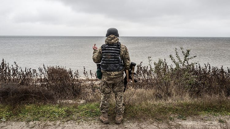 Auch von russischen Kriegsschiffen auf dem Schwarzen Meer droht neuer Beschuss. Ein ukrainischer Soldat hält mit einer machtvollen Geste dagegen. 