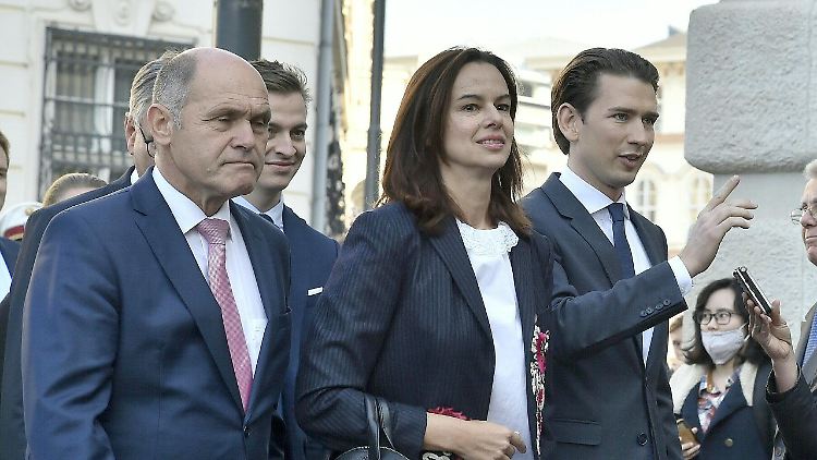 Sophie Karmasin mit dem früheren Kanzler Sebastian Kurz (rechts) nach einer Ministerratssitzung 2017.