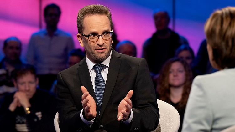Klaus Müller, Chef der Bundesnetzagentur, lobt die Deutschen für ihre Sparbemühungen.