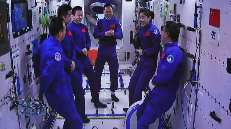 Schwätzchen nach geglücktem Andocken: Die Crew der Shenzhou 15 trifft auf die Crew der Shenzhou 14.