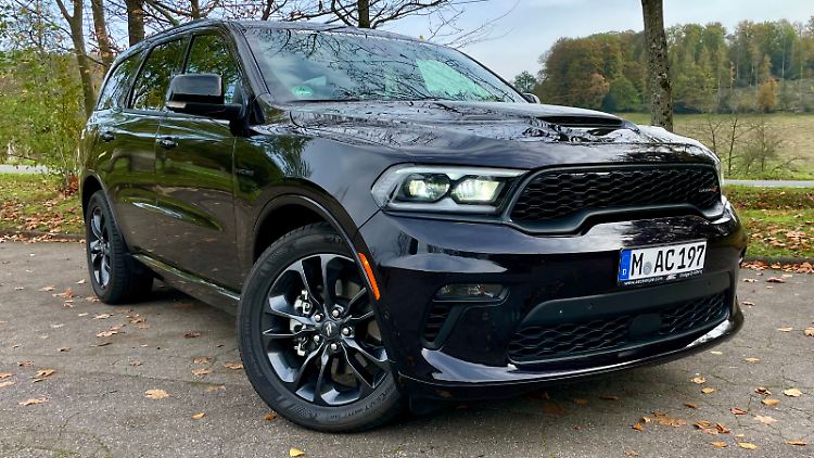 Markante Tagfahrleuchten und sportiver Wabenkühlergrill geben dem Dodge Durango einen gewissen Sex-Appeal.
