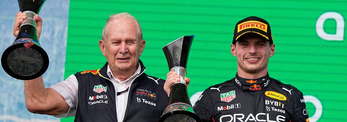 Red-Bull-Pilot Max Verstappen (r) und Helmut Marko, Chef von Red Bull Motorsports, mit ihren Trophäen beim Großen Preis der USA.
