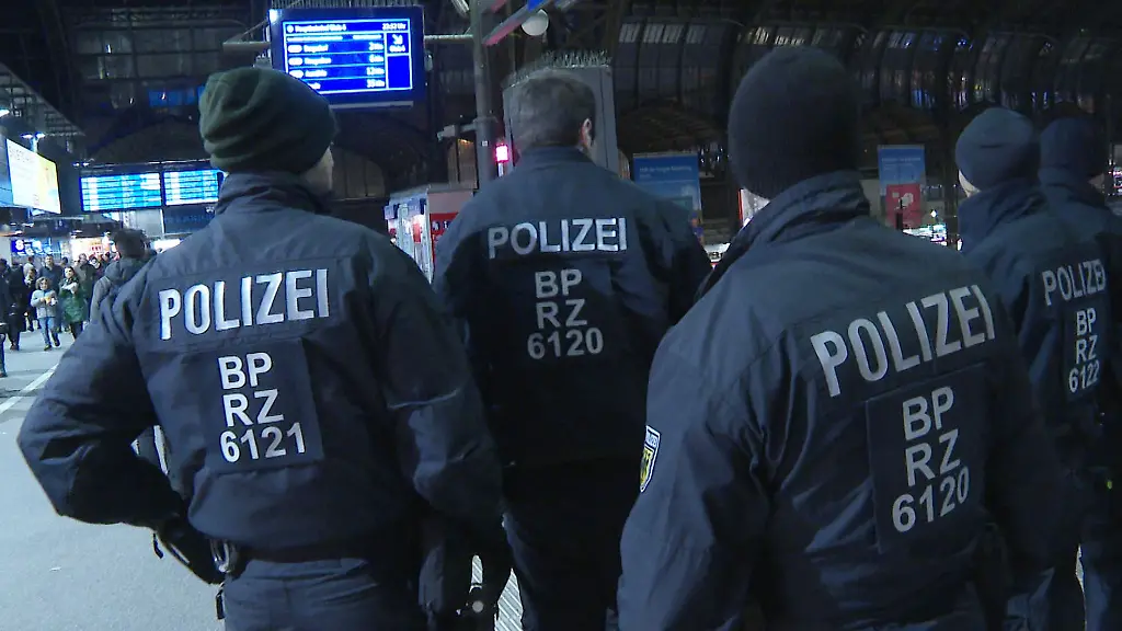 Polizisten-stehen-am-Hamburger-Hauptbahnhof