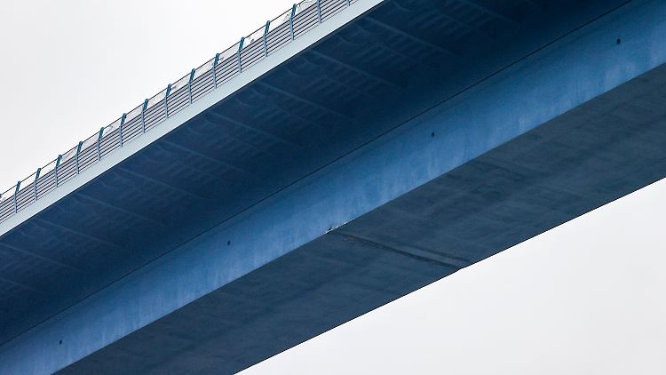 Auf den ersten Blick wirken die Schäden nicht so gravierend, doch Experten wollen die Holtenauer Brücke zunächst überprüfen, bevor der Schiffsverkehr wieder freigegeben wird.