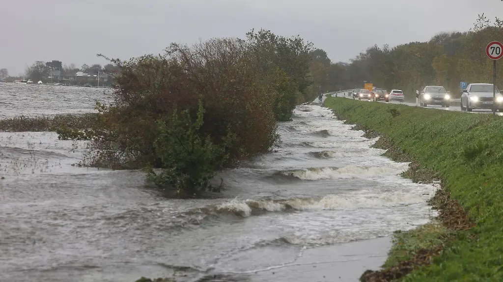 Das-Wasser-aus-der-Schlei-ueberschwemmt-einen-Fahrradweg