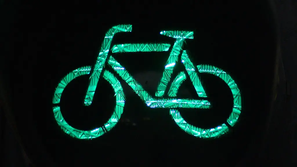 Eine-Ampel-zeigt-ein-gruenes-Fahrrad