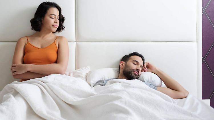 Ist er denn immer noch nicht wach? Für den Lerchen-Typen kann ein Langschläfer als Partner nerven.