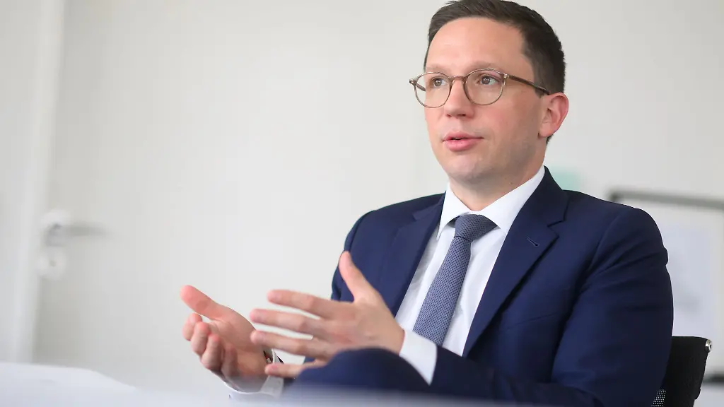 Falko-Mohrs-niedersaechsischer-Minister-fuer-Wissenschaft-und-Kultur-bei-einem-dpa-Interview