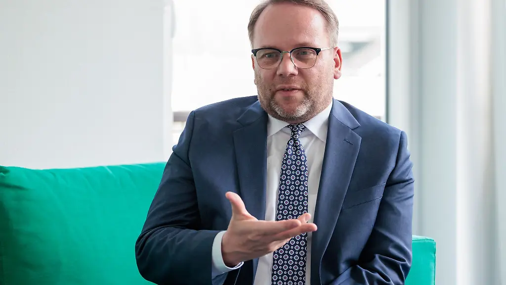 Timon-Gremmels-SPD-Minister-fuer-Wissenschaft-und-Forschung-Kunst-und-Kultur-von-Hessen-sitzt-waehrend-eines-Interviews-auf-dem-Gruenen-Sofa-in-Wiesbaden