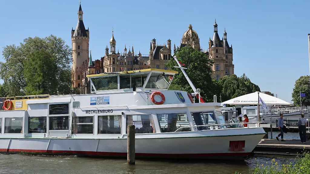 Die-Anlegestelle-der-Weissen-Flotte-vor-dem-Schloss