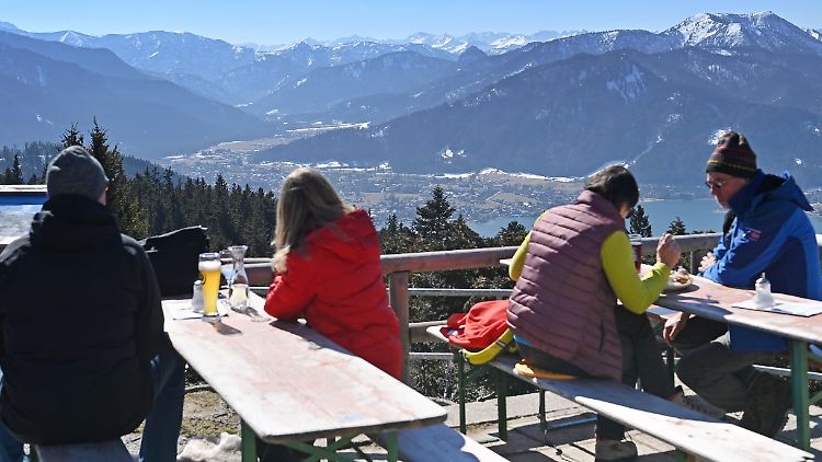 In Bayerns Gastronomie fehlt es an Personal. Eine Lockerung der täglichen Maximalarbeitszeit soll Abhilfe schaffen.