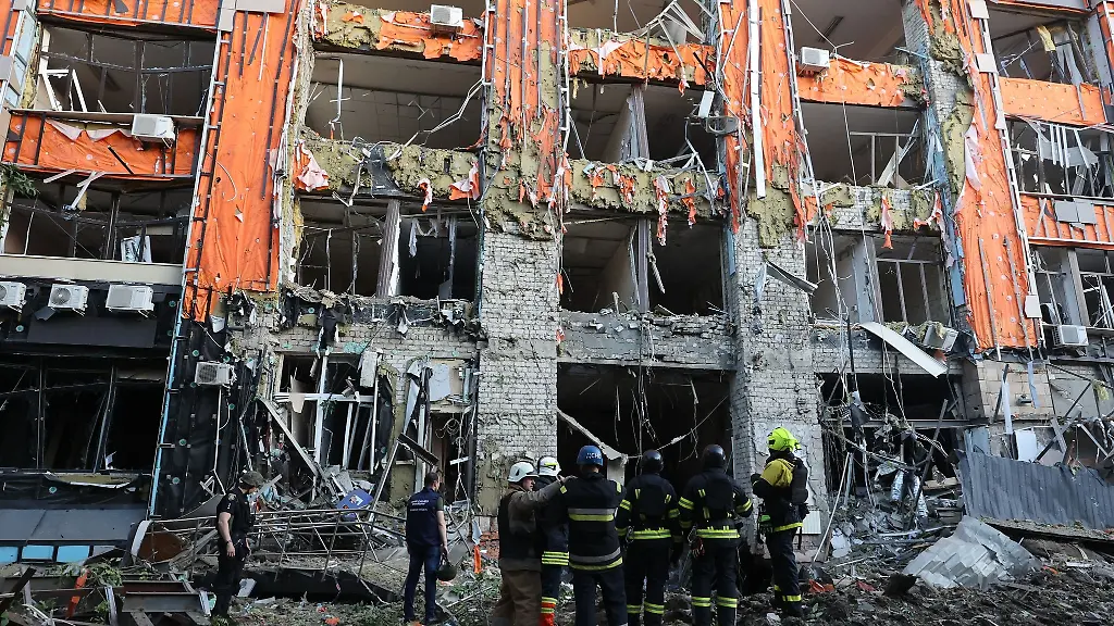 Der-ukrainische-Praesident-Wolodymyr-Selenskyj-sieht-in-dem-Angriff-auf-den-Baumarkt-in-Charkiw-eine-weitere-Manifestation-des-russischen-Wahnsinns