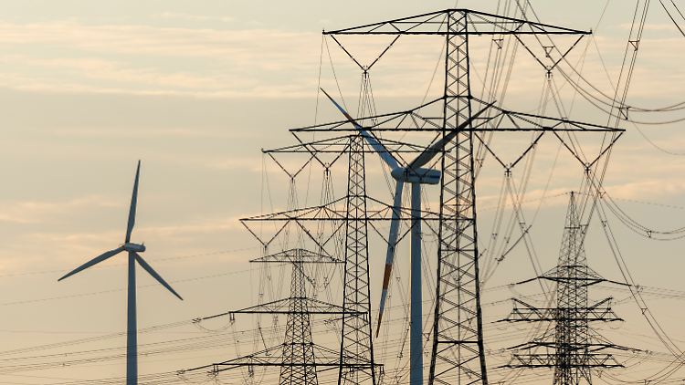 Beim Bau von Nord-Süd-Trassen hängt Deutschland dem Zeitplan hinterher - und ist auf Tennet angewiesen.