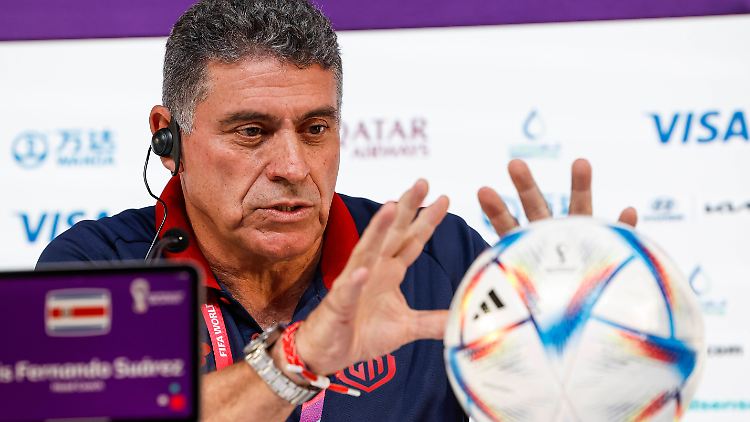 Suárez beschwört den Ball vor der Partie gegen Deutschland.