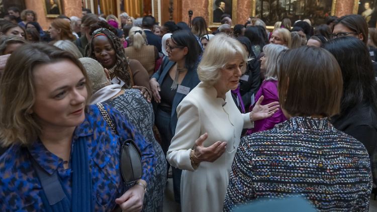 Beim Empfang im Buckingham-Palast - Ngozi Fulani (2.v.l) und Camilla (Mitte).