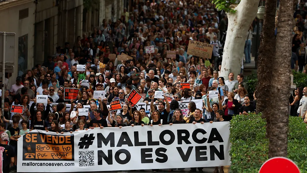 2024-05-25T184430Z-630604939-RC2UX7A2II8B-RTRMADP-3-SPAIN-TOURISM-PROTEST