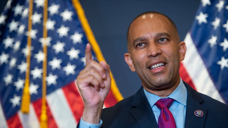 Hakeem Jeffries wird die Demokraten als Minderheit im Repräsentantenhaus anführen - im Gegensatz zu Pelosi.