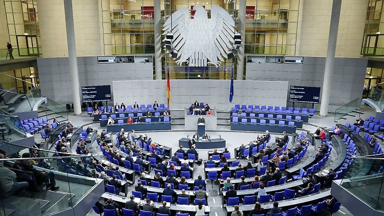 Die Bundestagsabgeordneten stimmten mit großer Mehrheit dem Antrag der Ampel und der Union zu.