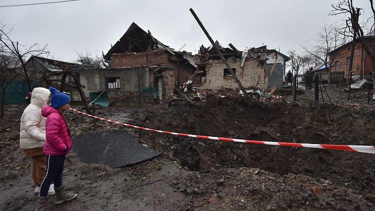 Einschlagskrater in einem Dorf nahe Lwiw - mit massiven Angriffen hatte Russland in den vergangenen Wochen die Energie-Infrastruktur der Ukraine unter Beschuss genommen.