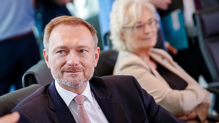 Will nach Kritik an ihrer Beschaffungspolitik die Reservoire der Rüstungsindustrie anzapfen: Verteidigungsministerin Lambrecht braucht Lindners Hilfe.   