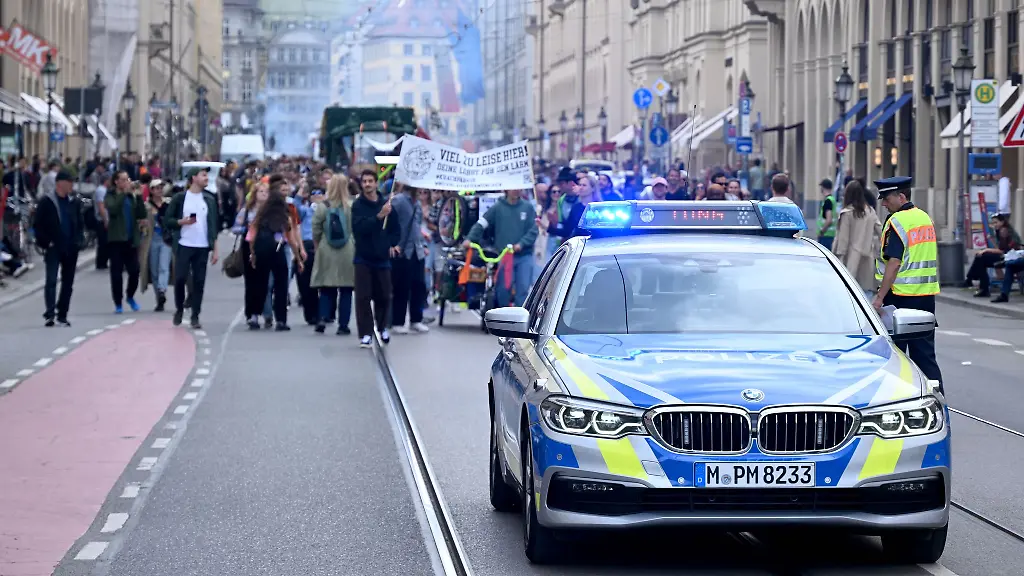 Ein-Polizeiauto-faehrt-vor-den-Teilnehmenden-der-Demonstration-Krachparade-durch-die-Maximilianstrasse