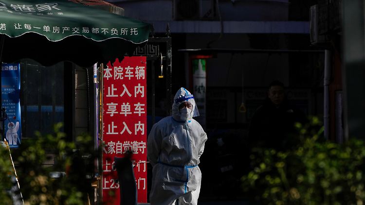 Bei einem Ausbruch rücken in China noch immer Menschen in Ganzkörperschutzanzug an.