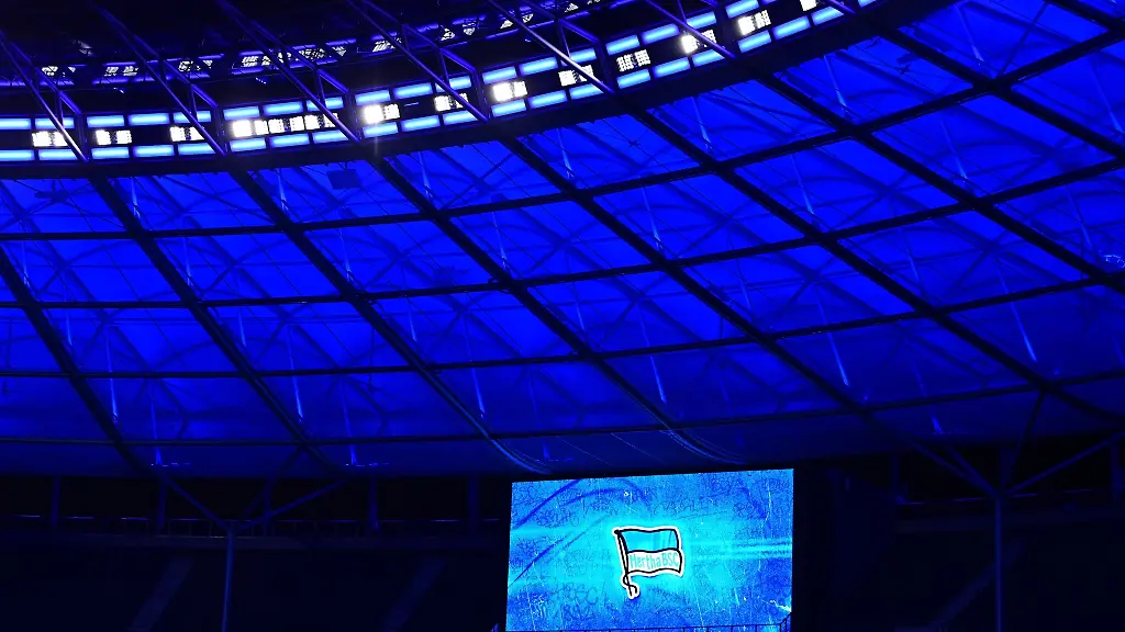 Eine-Anzeigentafel-im-Olympiastadion-zeigt-vor-einem-Spiel-die-Fahne-von-Hertha-BSC-an