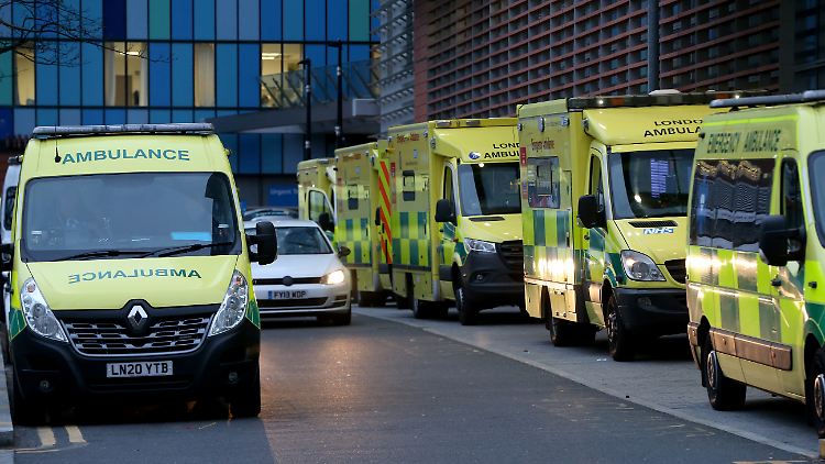Jede achte Krankenwagen-Besetzung sei im November von der Überbelastung betroffen gewesen. Das sei der höchste Stand seit Beginn der Aufzeichnungen 2010, berichtet die BBC.