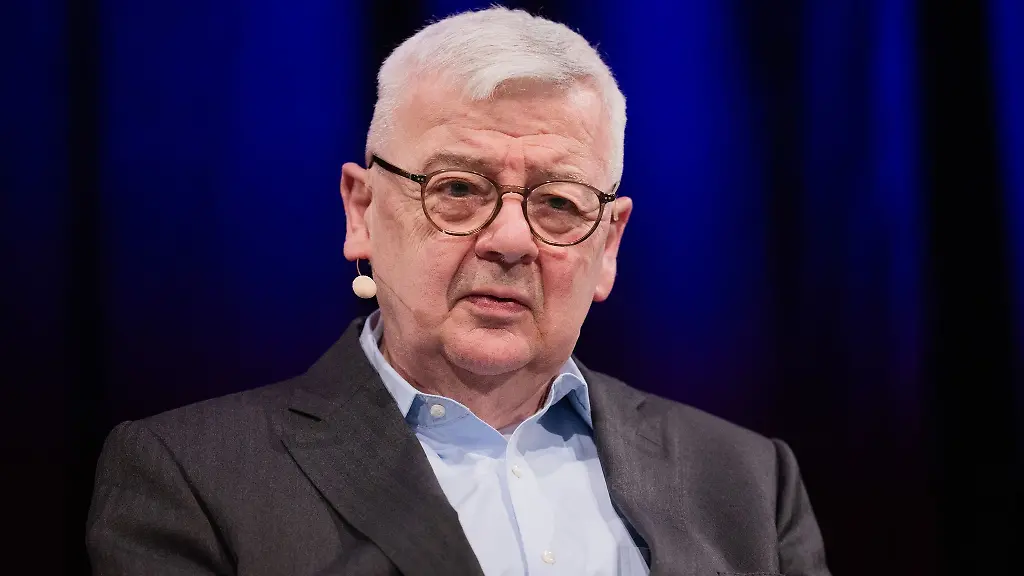 Joschka-Fischer-Buendnis-90-Die-Gruenen-ehemaliger-Bundesaussenminister-sitzt-im-Rahmen-des-Literaturfestivals-Lit-Cologne-auf-der-Buehne-im-Funkhaus-wo-er-mit-dem-Politikwissenschaftler-Muenkler-spricht