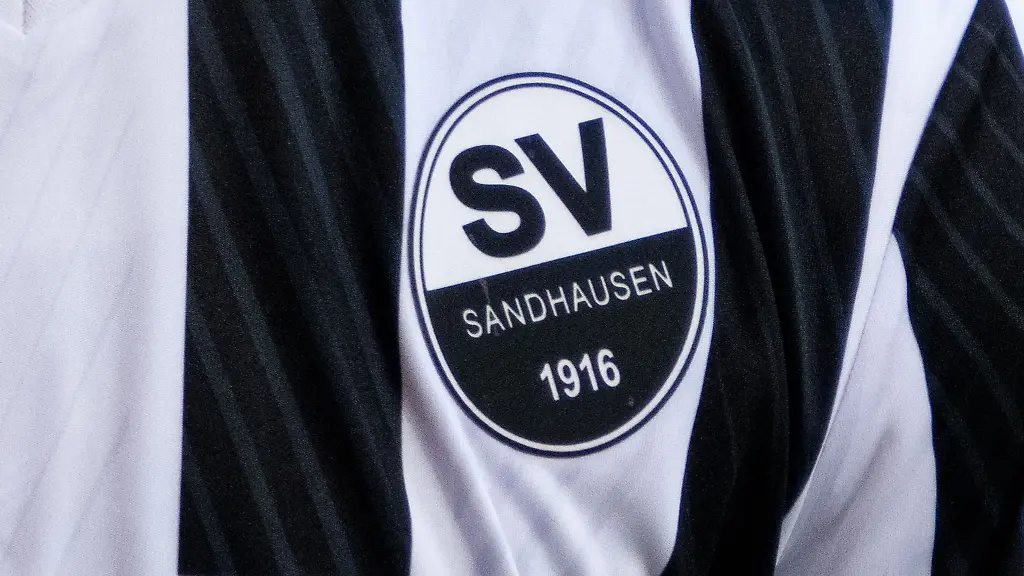 Das-Logo-des-SV-Sandhausen-ist-auf-dem-Trikot-eines-Spielers-zu-sehen