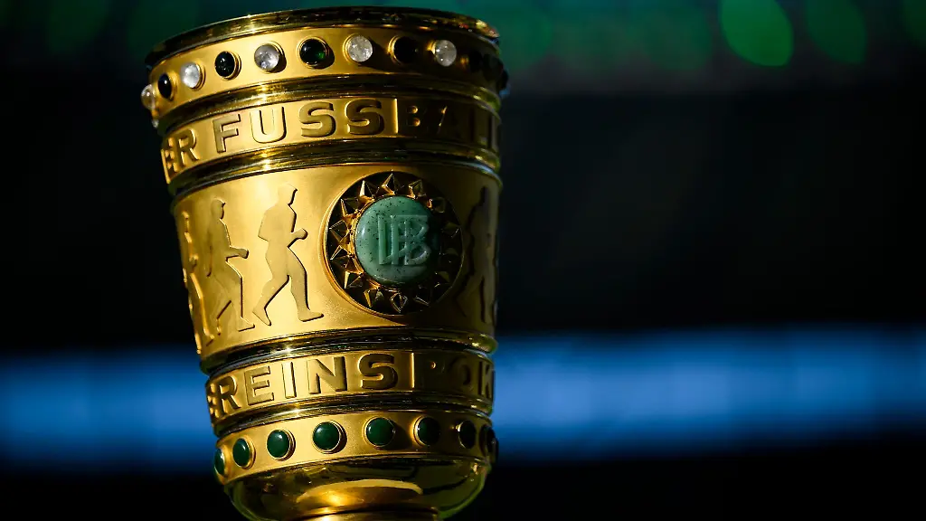 Der-DFB-Pokal-ist-vor-dem-Spiel-auf-einem-Podest-zu-sehen