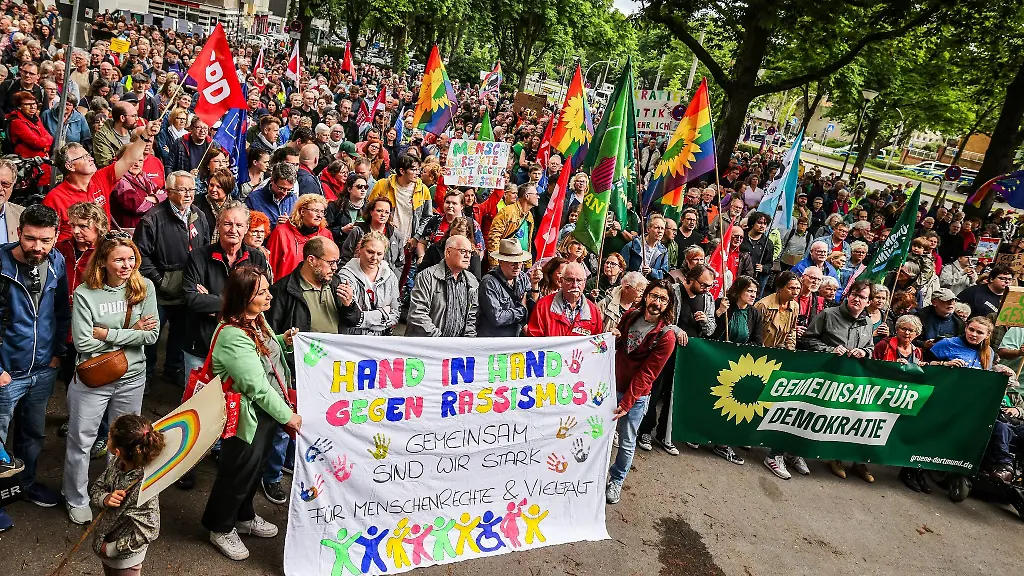 Tausende-Menschen-mit-Schildern-und-Plakaten-nehmen-an-einer-Kundgebung-und-an-einer-Menschenkette-gegen-die-AfD-teil