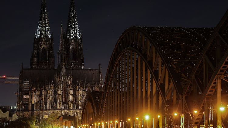 Die Spitzen des Doms sind von innen erleuchtet, ansonsten steht das Wahrzeichen von Köln im Dunkeln.