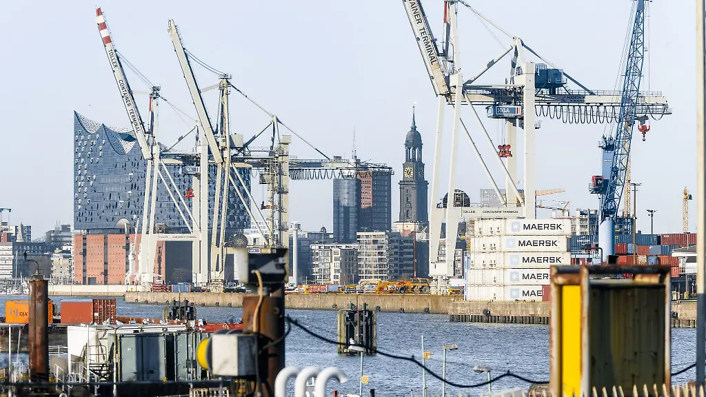 Die-Elbphilharmonie-hinter-Containerkraenen-des-Hansahafens