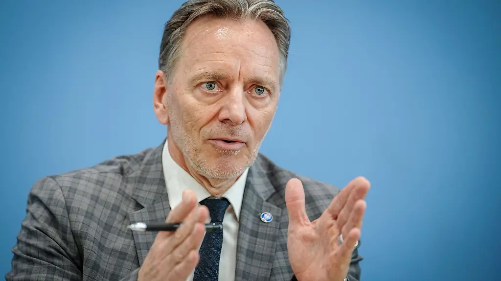 Jeder-politische-Akteur-der-nicht-dazu-beitraegt-dass-es-einen-sachlichen-Diskurs-gibt-sondern-Suendenboecke-aufbaut-traegt-zu-dieser-Polarisierung-bei-Holger-Muench