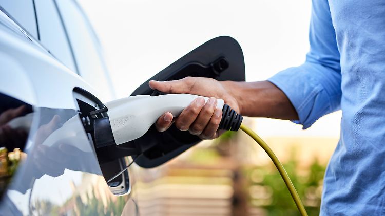 Das Center Automotive Research erwartet, dass sich der Marktanteil von Stromern halbiert.