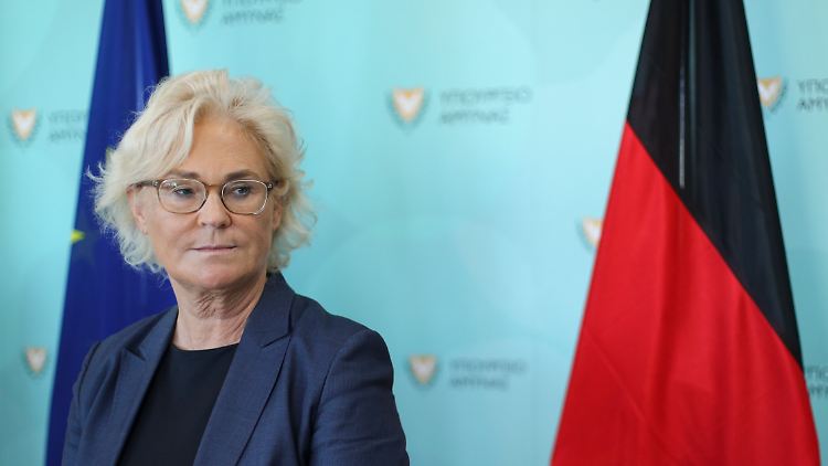 Lambrecht steht wegen der schleppenden Beschaffung von Ausrüstung und Waffen für die Bundeswehr in der Kritik.