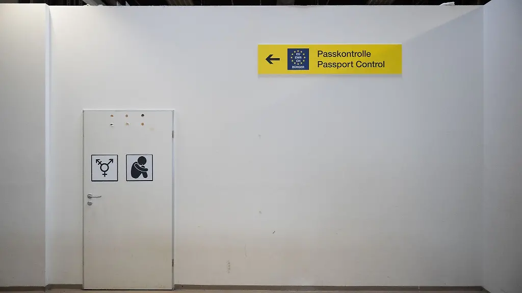 Passkontrolle-steht-im-Ankunftszentrum-am-ehemaligen-Flughafen-Tegel-auf-einem-Schild