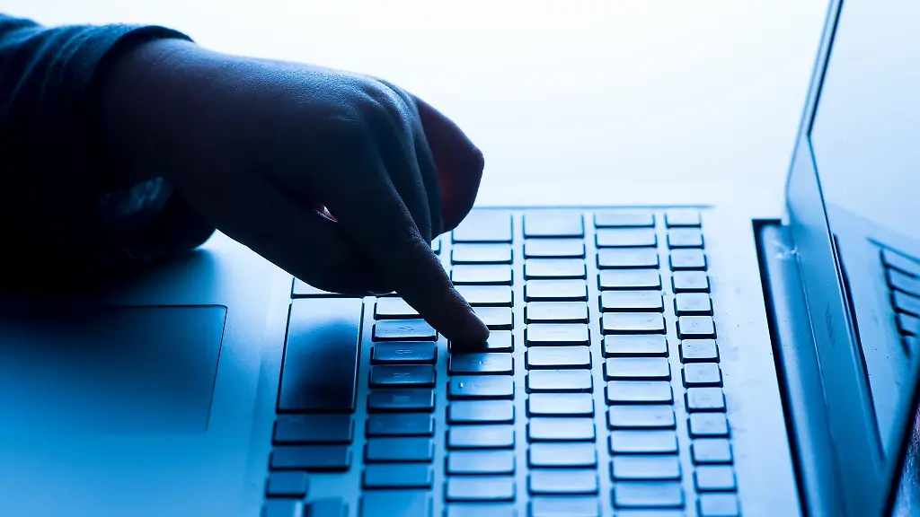 Ein-Kind-benutzt-die-Tastatur-eines-Laptops