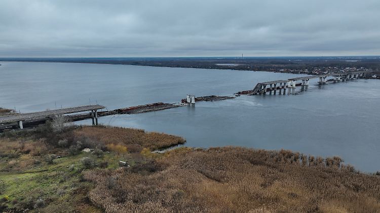 Die Antoniwskyj-Brücke verband die Städte Cherson und Oleschky miteinander, bevor sie beim Abzug russischer Truppen vollends zerstört wurde.