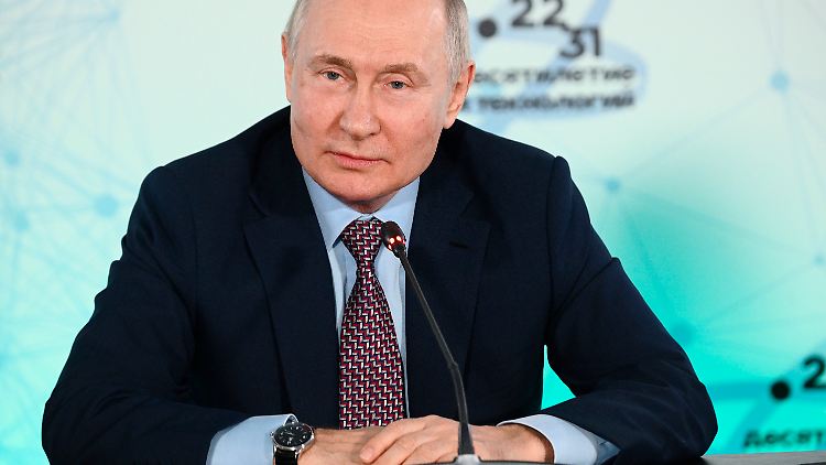 Putin habe auf eigene Faust entschieden, die Ukraine anzugreifen, basierend auf einem falschen Narrativ, sagt Macron.