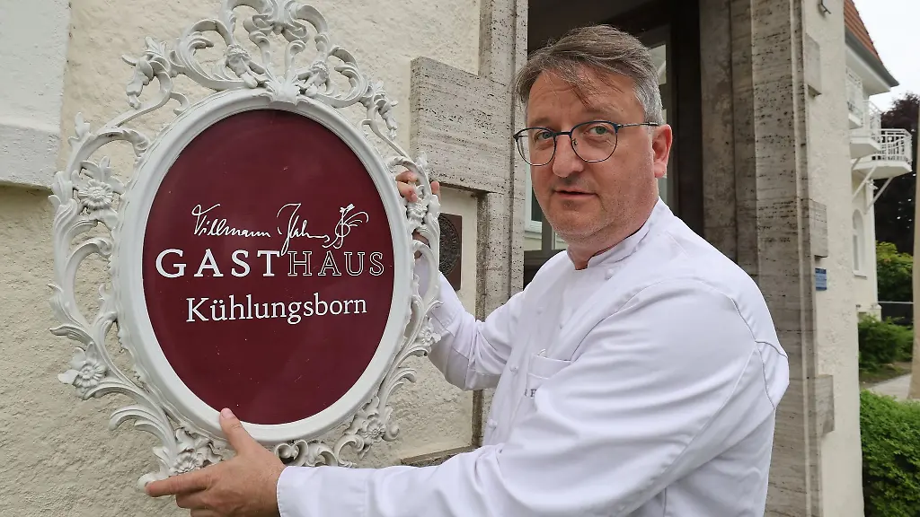Tillmann-Hahn-steht-vor-seinem-GASTHAUS-in-unmittelbarer-Naehe-der-Seebruecke