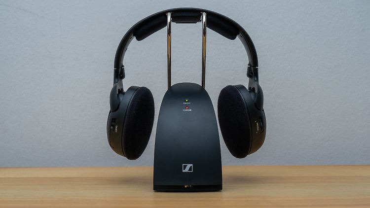 Der Sennheiser RS 120-W auf seiner Basis.