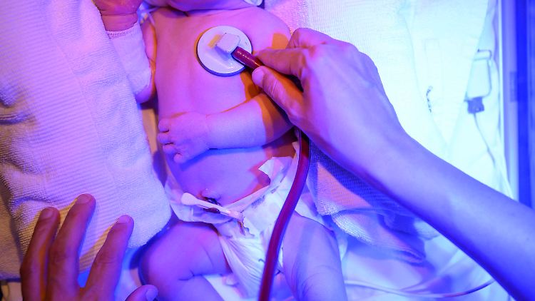 Vor allem bei Säuglingen und Kleinkindern kann es zu einem schweren Verlauf nach einer RSV-Infektion kommen. 