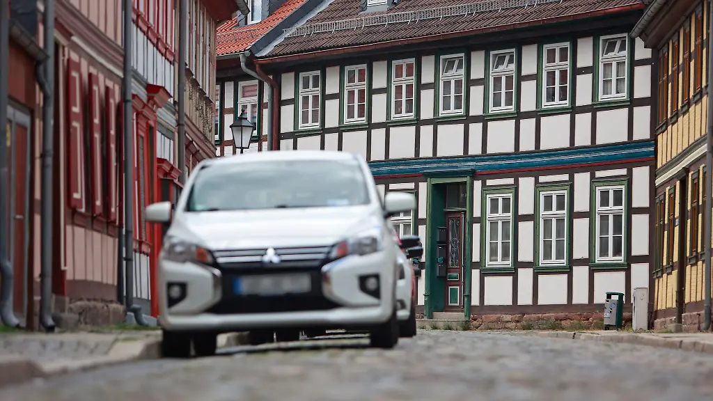 Fahrzeuge-parken-in-der-engen-Heidestrasse